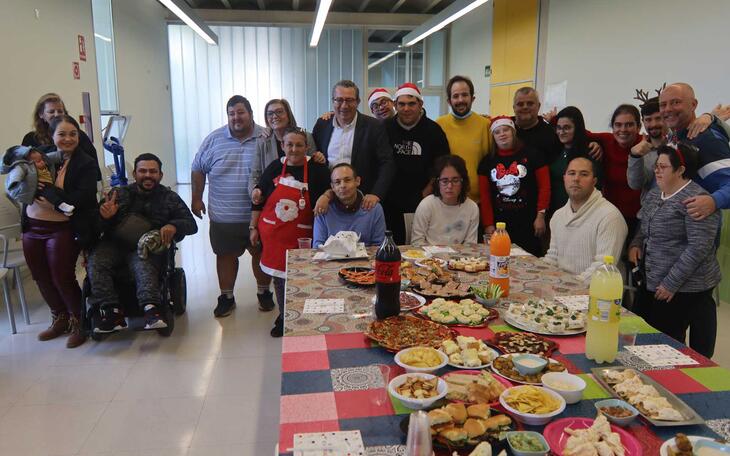 El Ayuntamiento de Benidorm celebra la Navidad con las asociaciones sociosanitarias y entrega regalos a los alumnos del TAPIS 